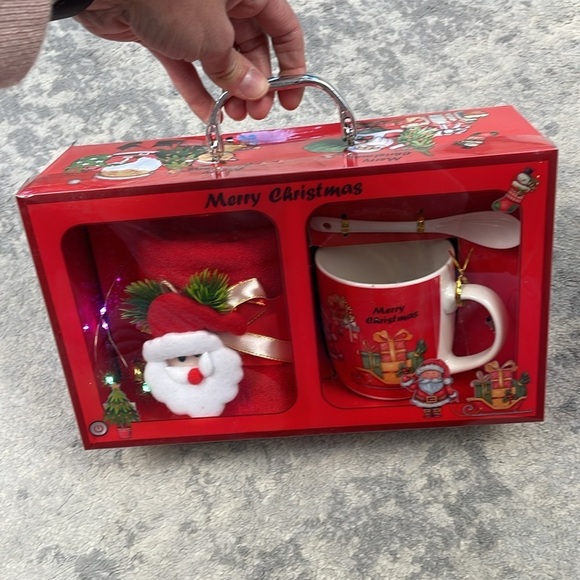 NIB Christmas Holiday Gift Set Mug and Hand Towel White Elephant - Picture 4 of 6